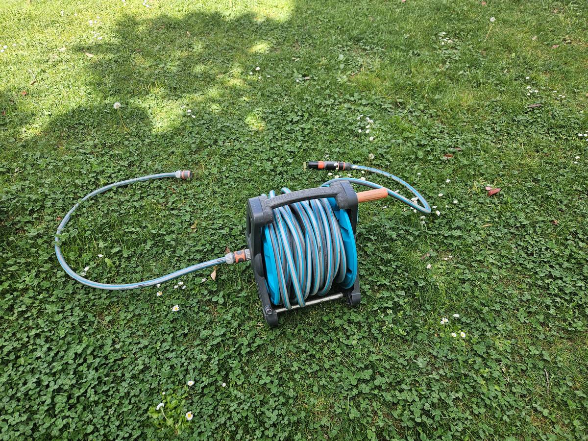 Gardena Classic Schlauchtrommel 25m, Gartenschlauch 13 mm / 1/2 Zoll mit Spritzdüse