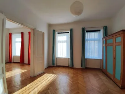Helle Altbauwohnung mit Außenfläche in hervorragender Lage