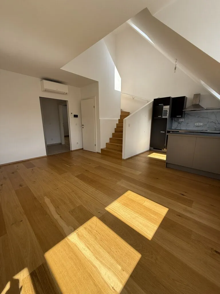 Wunderschöne 4 Zimmer Dachgeschosswohnung mit 42m² Terrasse - UNBEFRISTET - Widok 2