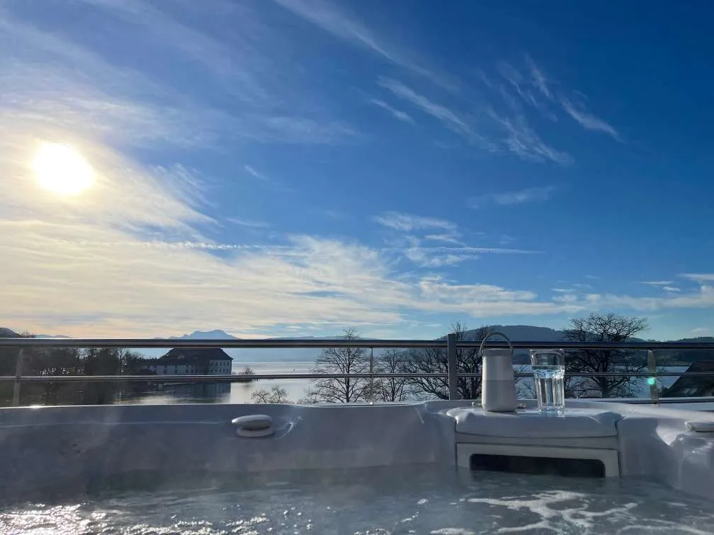 Luxus-Penthouse am Attersee 73m Wohnfläche + 130 m² Panorama-Terrasse, Whirlpool, Seeblick & Ausbauoption +60 m² - Ansicht 3