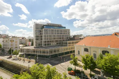 Wiedner Hauptstraße - 2 Zimmer Altbau mit Loggia zu vermieten – Bild 2