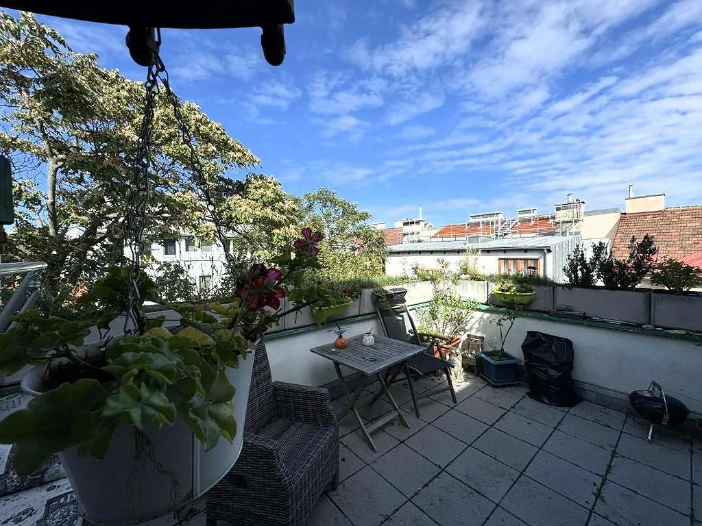 Penthouse mit 2 Terrassen und großes Potenzial im Wiener Altbau // Penthouse with 2 terraces and high Potential in Viennese Century building // – pohled 3