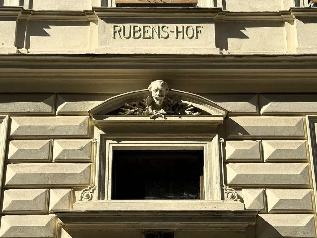 Penthouse mit 2 Terrassen und großes Potenzial im Wiener Altbau // Penthouse with 2 terraces and high Potential in Viennese Century building // – pohled 2