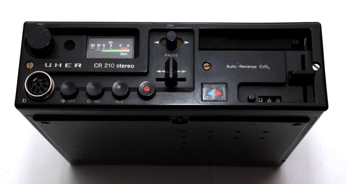 UHER CR 210 stereo カセットプレーヤー UHER CR 210 STEREO CASSETTE RECORDER WITH LEATHER CASE SPARE