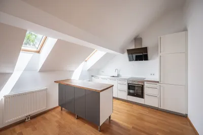++NEU++ 2-Zimmer Altbau-Wohnung (sanierungsbedürftig), in toller Lage – Bild 3