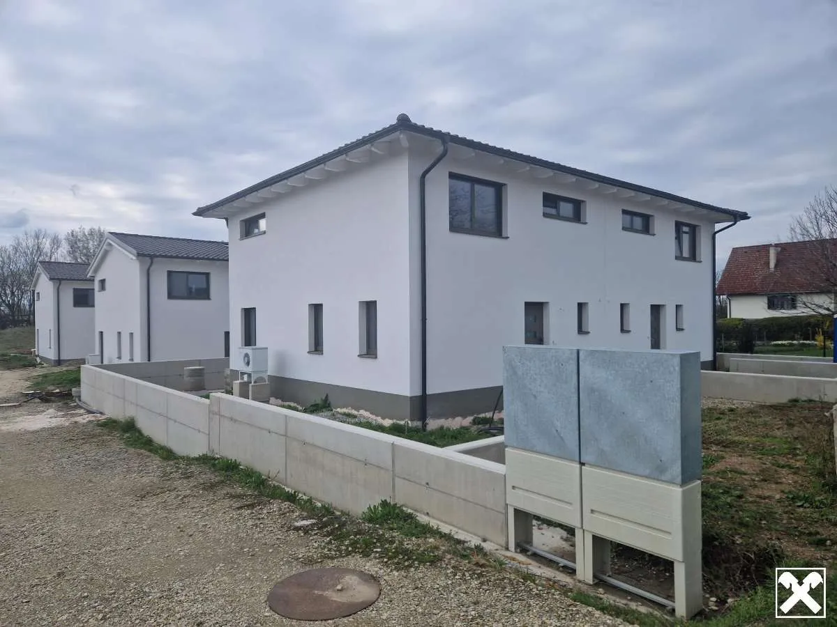 WOHNEN AN DEN DONAUAUEN UND AM WAGRAM: MODERN, MASSIV & HOCHWERTIG WOHNEN IN DER WEINREGION WAGRAM MIT BESTER INFRASTRUKTUR UND VERKEHRSANBINDUNG - Ansicht 2