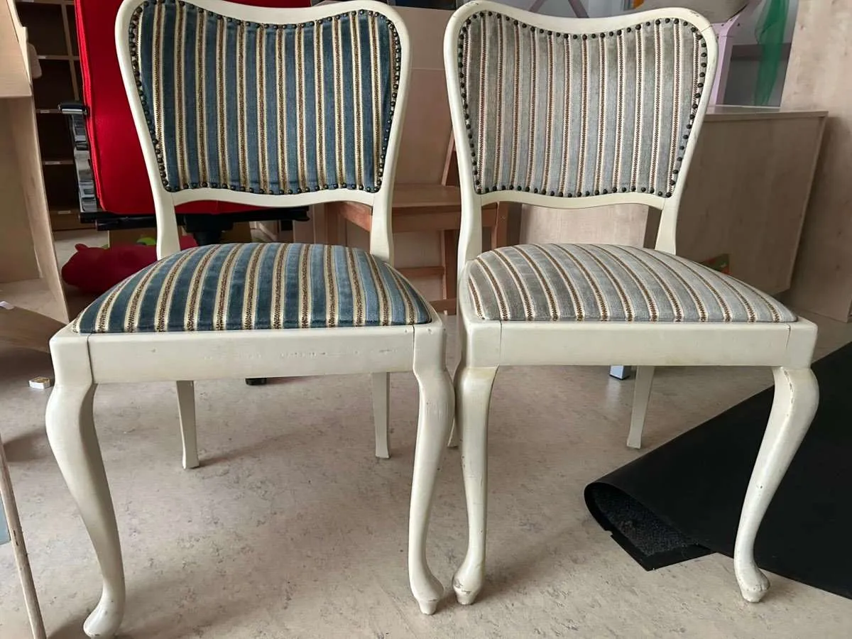 2 Vintage-Stühle zu verschenken - stabil & ideal zum Upcycling!, € 0,- (1130 Wien)