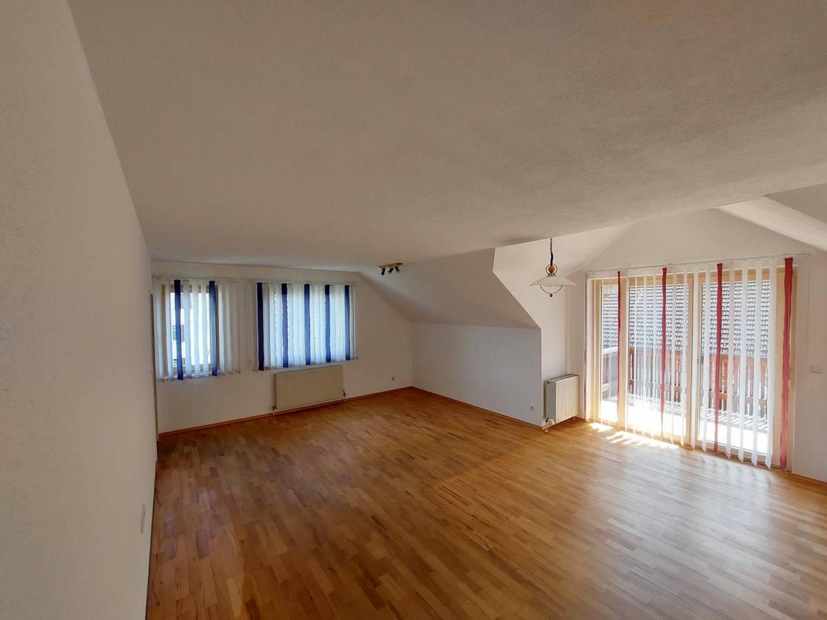 Sonnige 3-Zimmer Dachgeschosswohnung mit Bergblick zu vermieten – pohled 3