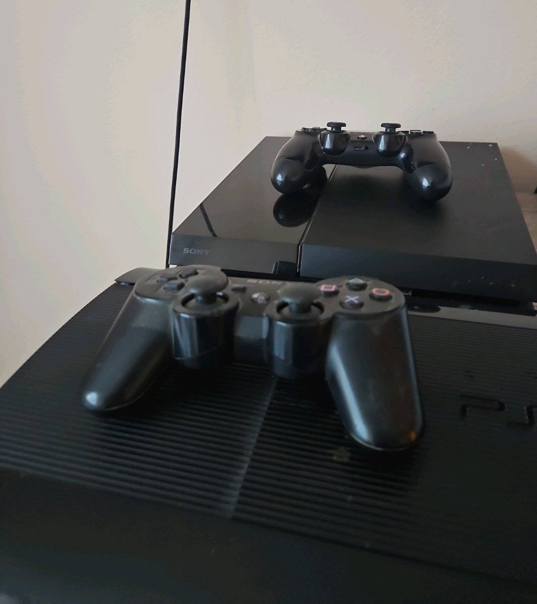 PS3 Super Slim( 1x Controller) + PS4 Fat 1. Generation (1x Controller) + div. Spiele