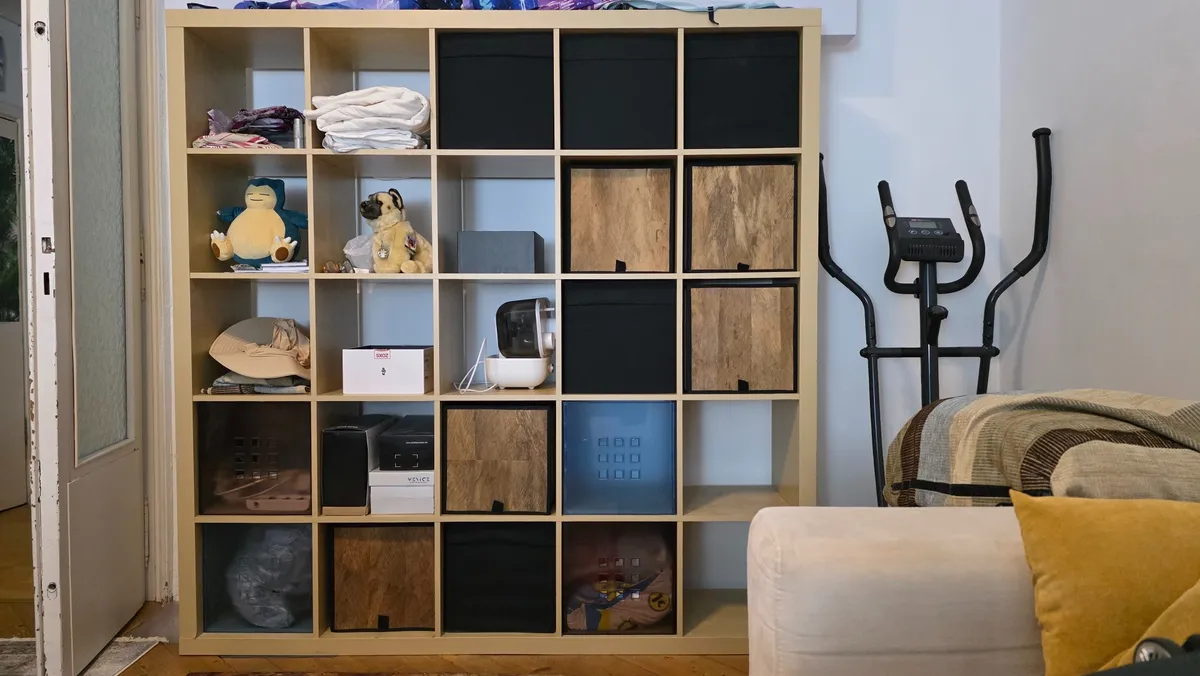 Regal mit 25 Fächern gebraucht, guter Zustand, stabil, 184 x 184,5 x 39 cm, plus Verstauboxen, € 110,- (1160 Wien)