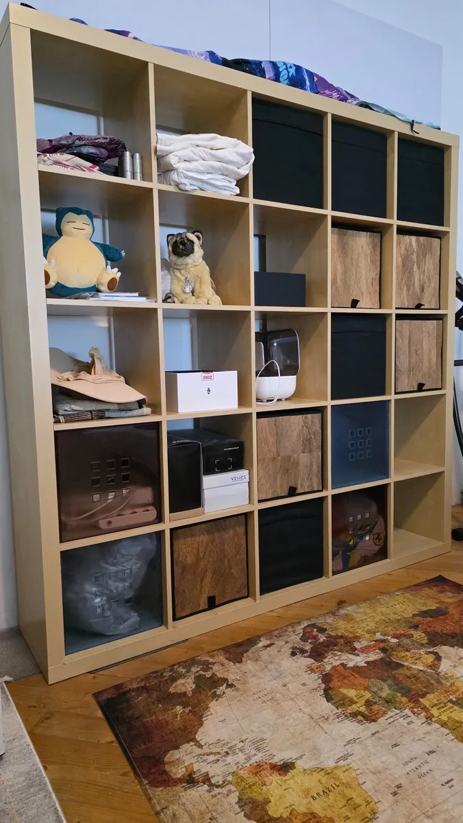 Regal mit 25 Fächern gebraucht, guter Zustand, stabil, 184 x 184,5 x 39 cm, plus Verstauboxen, € 110,- (1160 Wien)