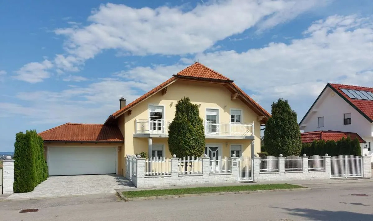 Großfamilienhaus (Ziegelmassiv) im Villa-Still mit Fernblick PROVISIONSFREI - Ansicht 2