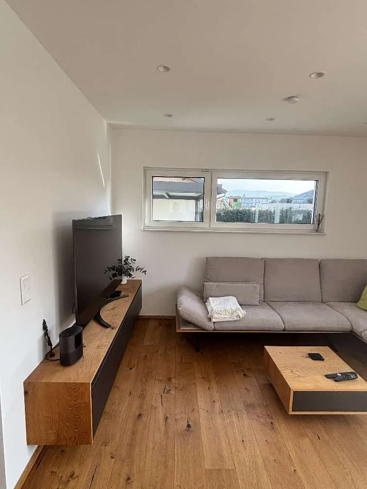 Modernes, bezugsfertiges Einfamilienhaus mit großem Grundstück, Doppelgarage & Carports - vollmöbliert - Widok 3