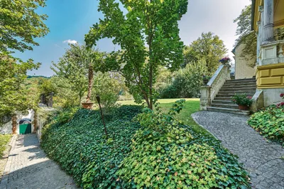 Außergewöhnliche Villen-Etage mit großer Terrasse und separater Einliegerwohnung/ Gästebereich! – Bild 2