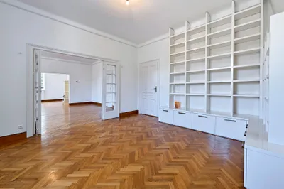Außergewöhnliche Villen-Etage mit großer Terrasse und separater Einliegerwohnung/ Gästebereich! – Bild 3