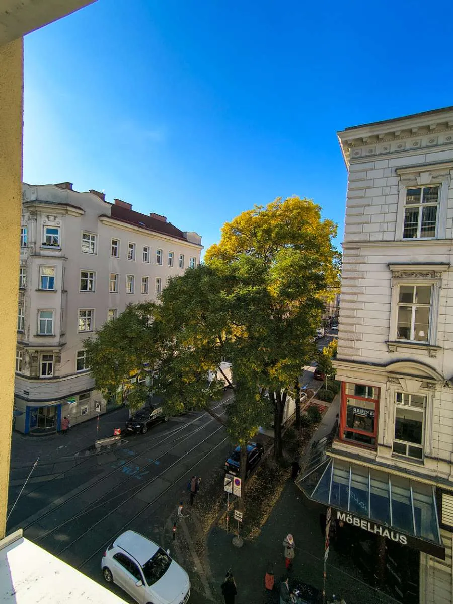 Bei U1-Reumannplatz: Helle 2-Zimmer-Wohnung (ca. 61,5 m²) - 4. Liftstock - gute Raumaufteilung - sanierungsbedürftig - Ansicht 3