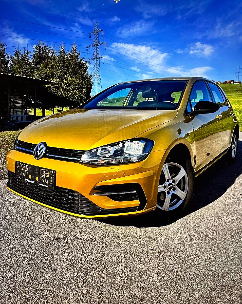 VW Golf 1,0 - R-line, neuwertiger Zustand.