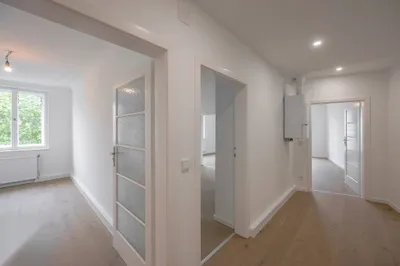 Erstbezug nach Sanierung - 3-Zimmerwohnung mit Holzboden, moderner Küche und Lift – Bild 2
