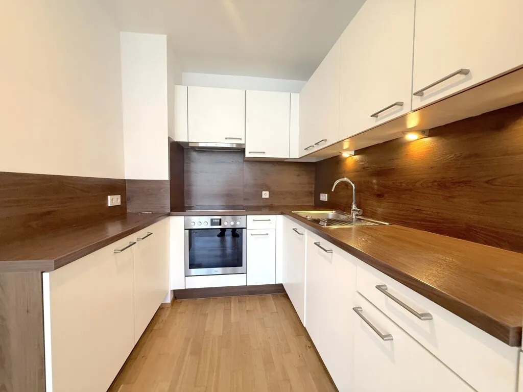 Hofseitig orientierte Zwei-Zimmer-Wohnung mit Einbauküche - Ansicht 2