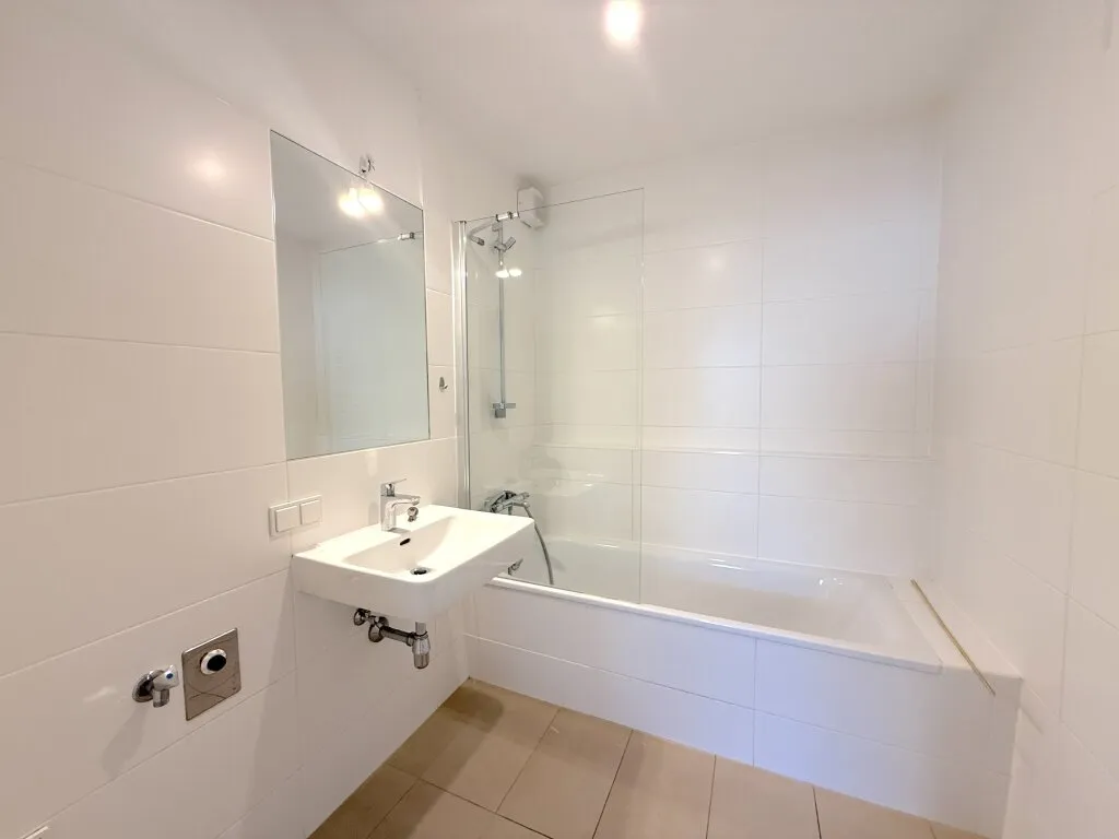 Hofseitig orientierte Zwei-Zimmer-Wohnung mit Einbauküche - Ansicht 3