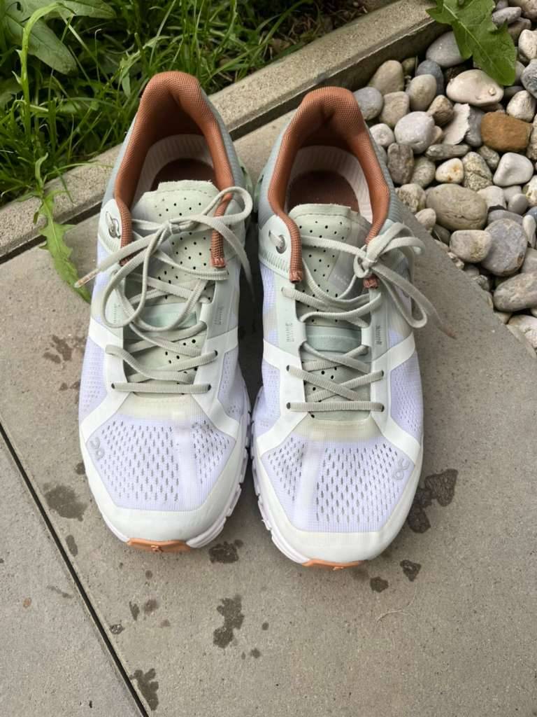 ON Cloudflow Aloe White Damen Laufschuh,  110,- (4432 Ernsthofen) -  willhaben