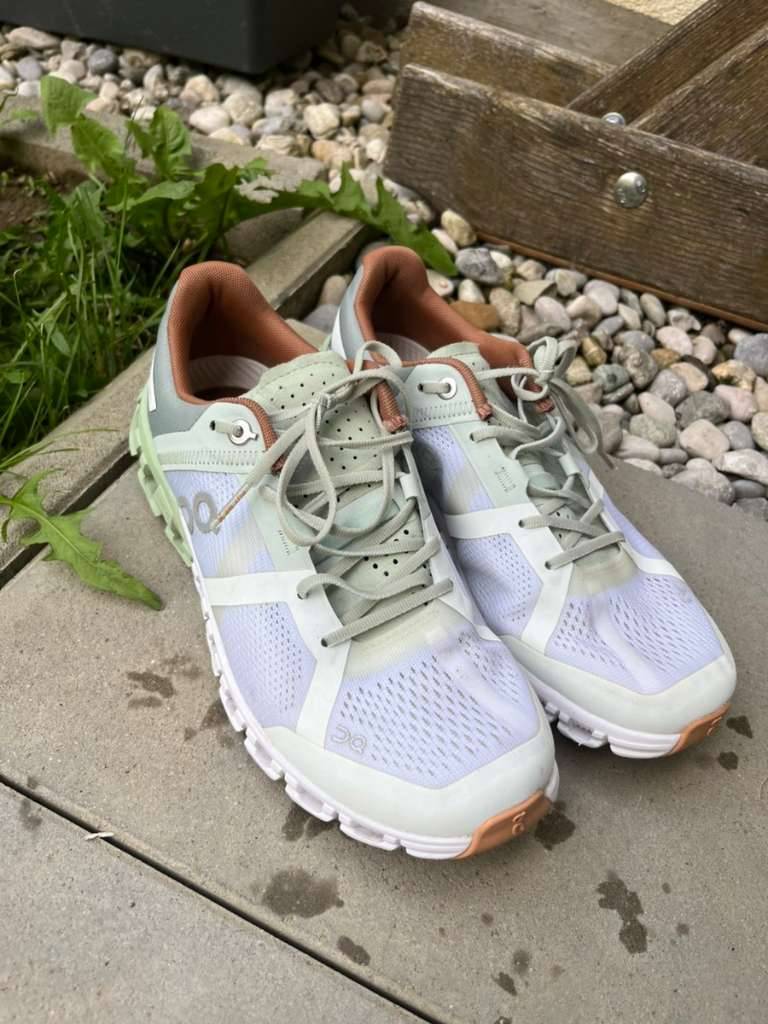 ON Cloudflow Aloe White Damen Laufschuh,  110,- (4432 Ernsthofen) -  willhaben
