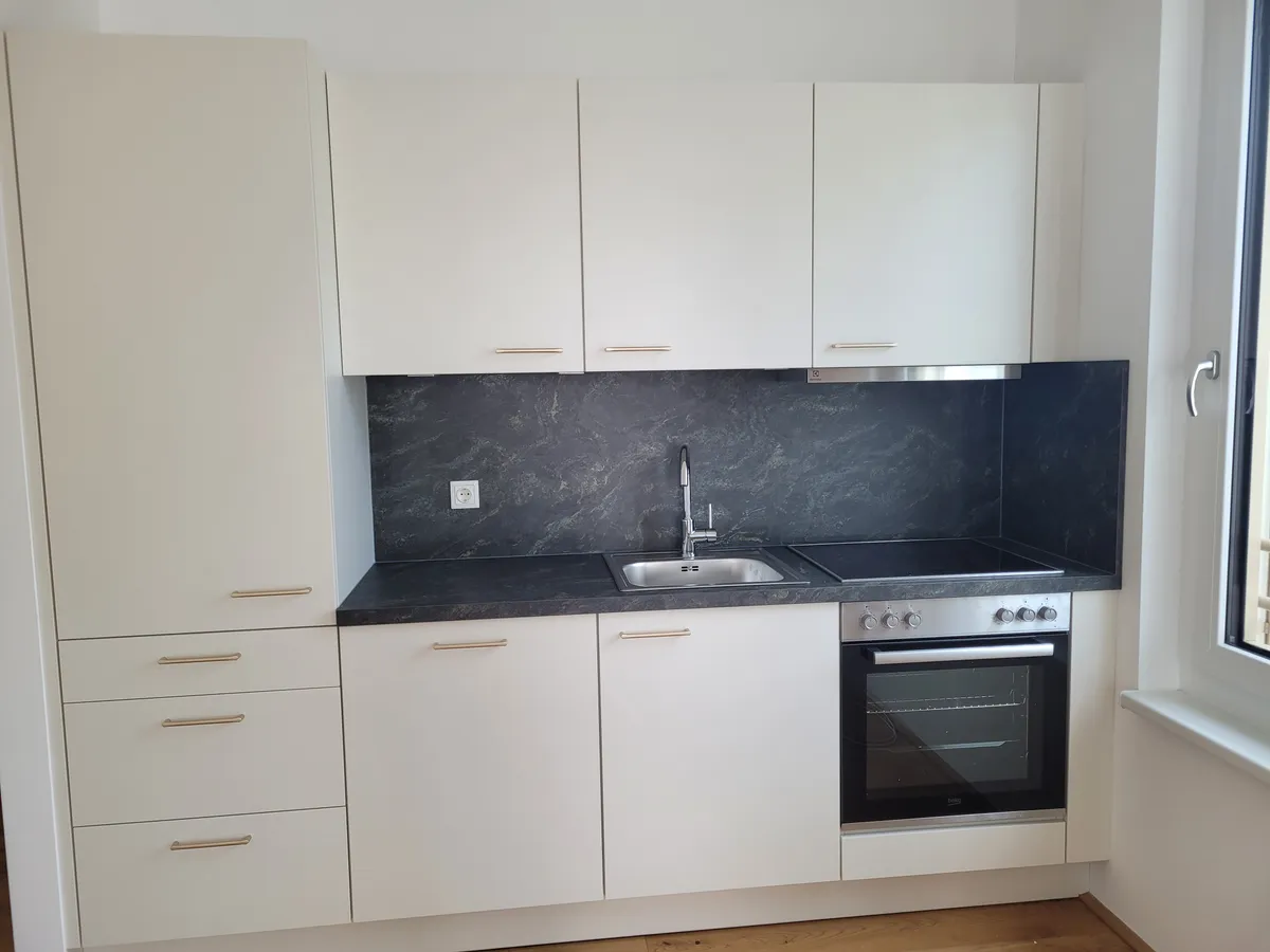 Erstbezug | Helle 2-Zimmer-Neubauwohnung mit Balkon & Weinbergblick - Ansicht 2