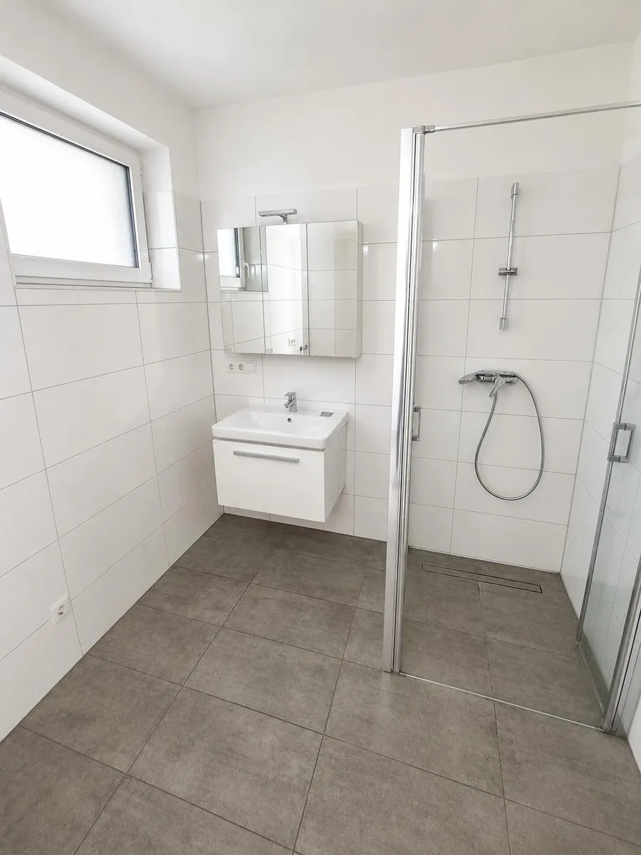 Moderne Neubauwohnung in mondäner Wohngegend mit Balkon - Ansicht 3