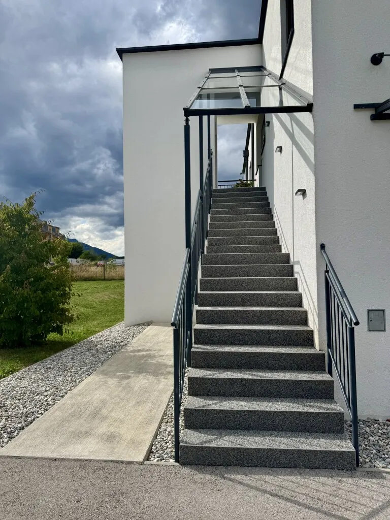 Moderne Büro- und Praxisräumlichkeiten mit 145m² in neuwertigem Firmengebäude zu vermieten! - Ansicht 2