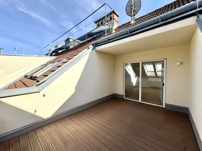 NEU! Lichtdurchflutete 4-Zimmer-Dachgeschoss-Wohnung mit Terrasse in begrüntem Innenhof! Achtung 3. Stock ohne LIFT!