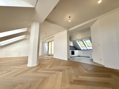NEU! Lichtdurchflutete 4-Zimmer-Dachgeschoss-Wohnung mit Terrasse in begrüntem Innenhof! Achtung 3. Stock ohne LIFT! – Bild 2