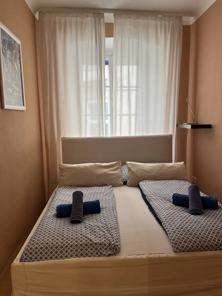 Möblierter Altbaujuwel im Herzen des 1.Bezirkes, charmante 2 Zimmer 51 m² Wohnung, nahe dem idyllischen Franziskaner Platz ! - Ansicht 3