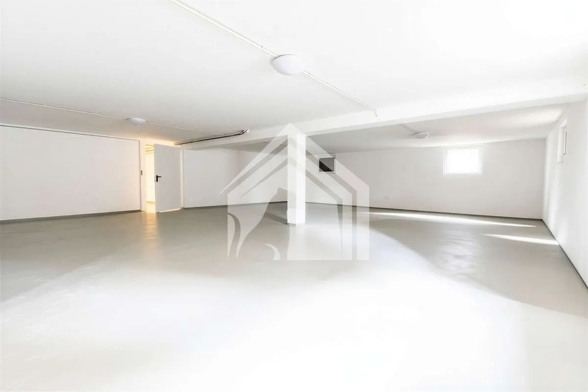 Großzügiger Lagerraum 91m² mit Rolltor in zentraler Lage in Klagenfurt - Widok 3
