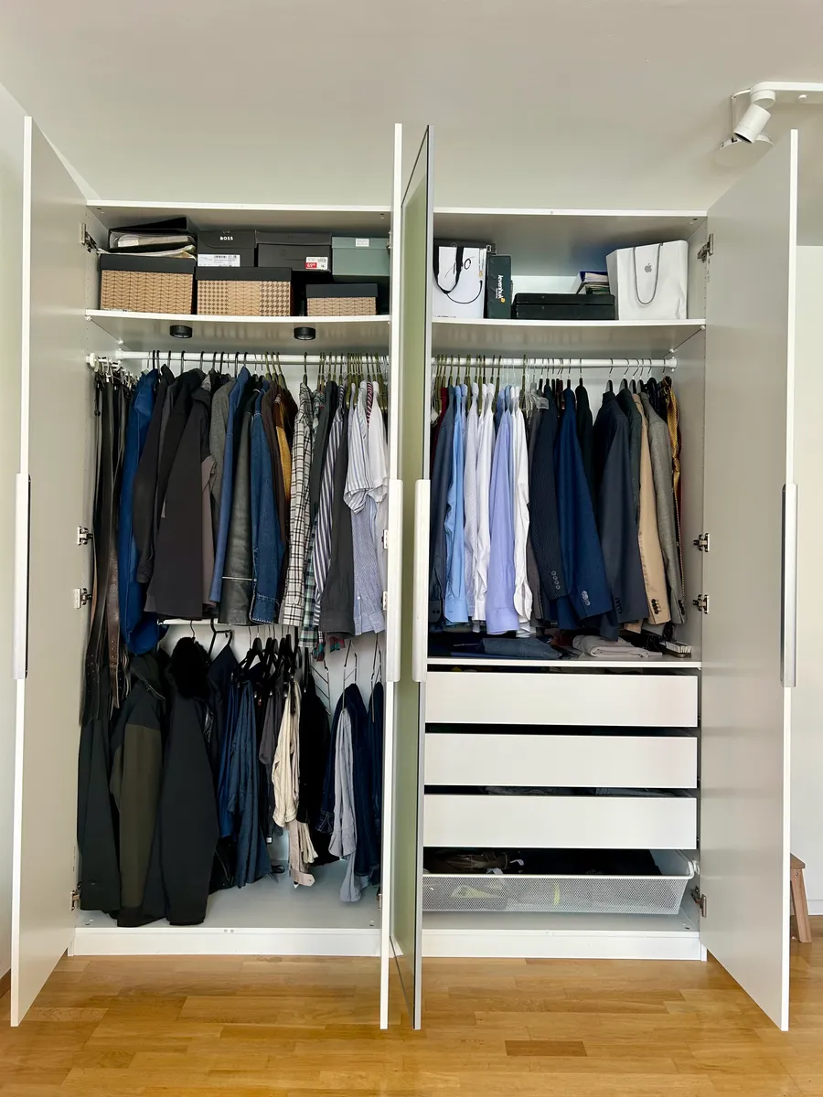 IKEA PAX Kleiderschrank 200×236×60 cm - Weiß mit Spiegel, € 390,- (1010 Wien)
