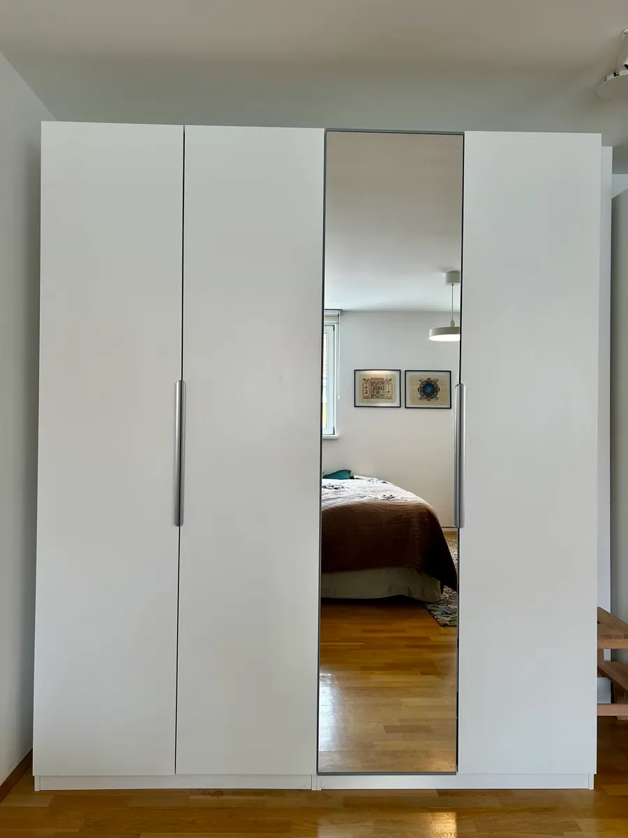 IKEA PAX Kleiderschrank 200×236×60 cm - Weiß mit Spiegel, € 390,- (1010 Wien)