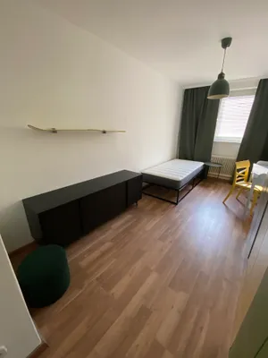 Provisionsfrei: Frisch saniert, mobliert: 4er-WG-Zimmer