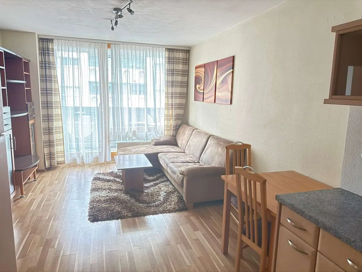 Vermiete ruhige möblierte oder teilmöblierte 2 Zimmer Wohnung mit Loggia (überdachter Balkon) gute Lage – pohled 2