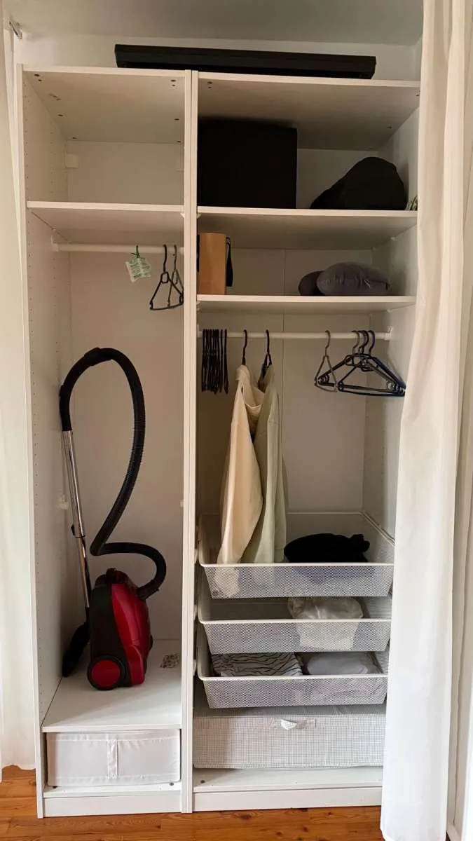 Neuwertiger IKEA Schrank mit Vorhang, € 0,- (1070 Wien)