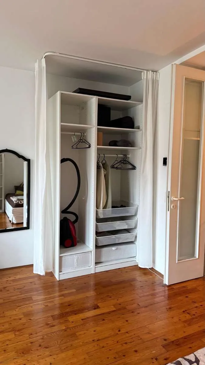 Neuwertiger IKEA Schrank mit Vorhang, € 0,- (1070 Wien)