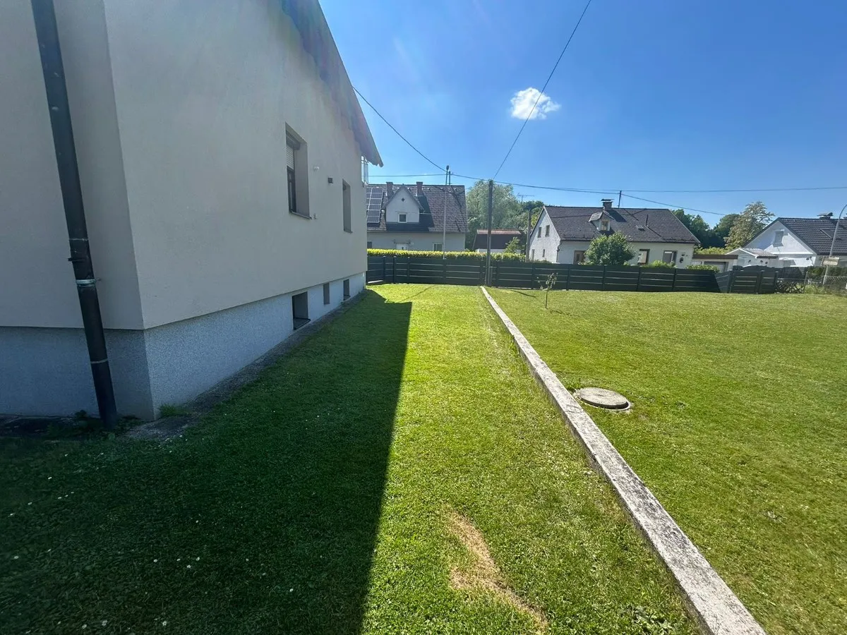 Einfamilienhaus mit insgesamt 1.091 m² Grundstücksfläche, bestehend aus einem Grundstück mit 638 m² sowie einem zweiten Grundstück mit 453 m². - Widok 2