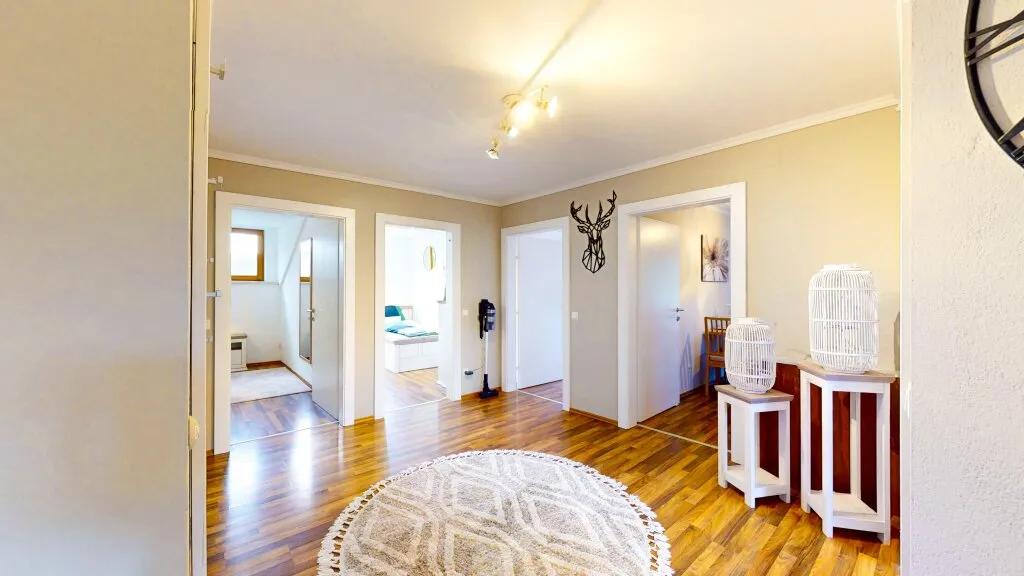 Großzügige Ferienwohnung mit 4 Schlafzimmern, sonnigem Balkon und naturnaher Lage nahe dem Wörthersee - Ansicht 2