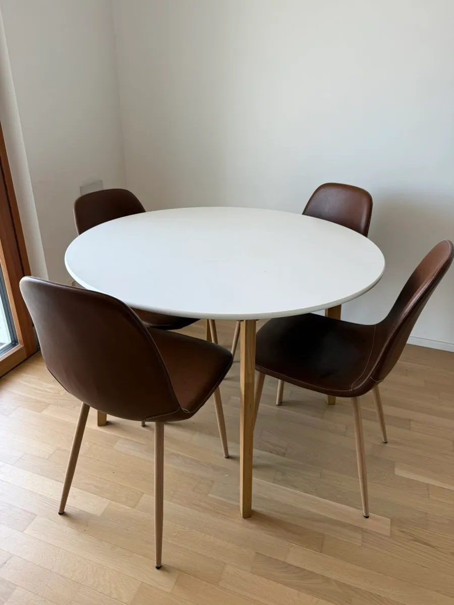 JYSK Essgruppe: Runder Tisch / Esstisch JEGIND & 4 JONSTRUP Stühle (Cognac), € 70,- (1100 Wien)