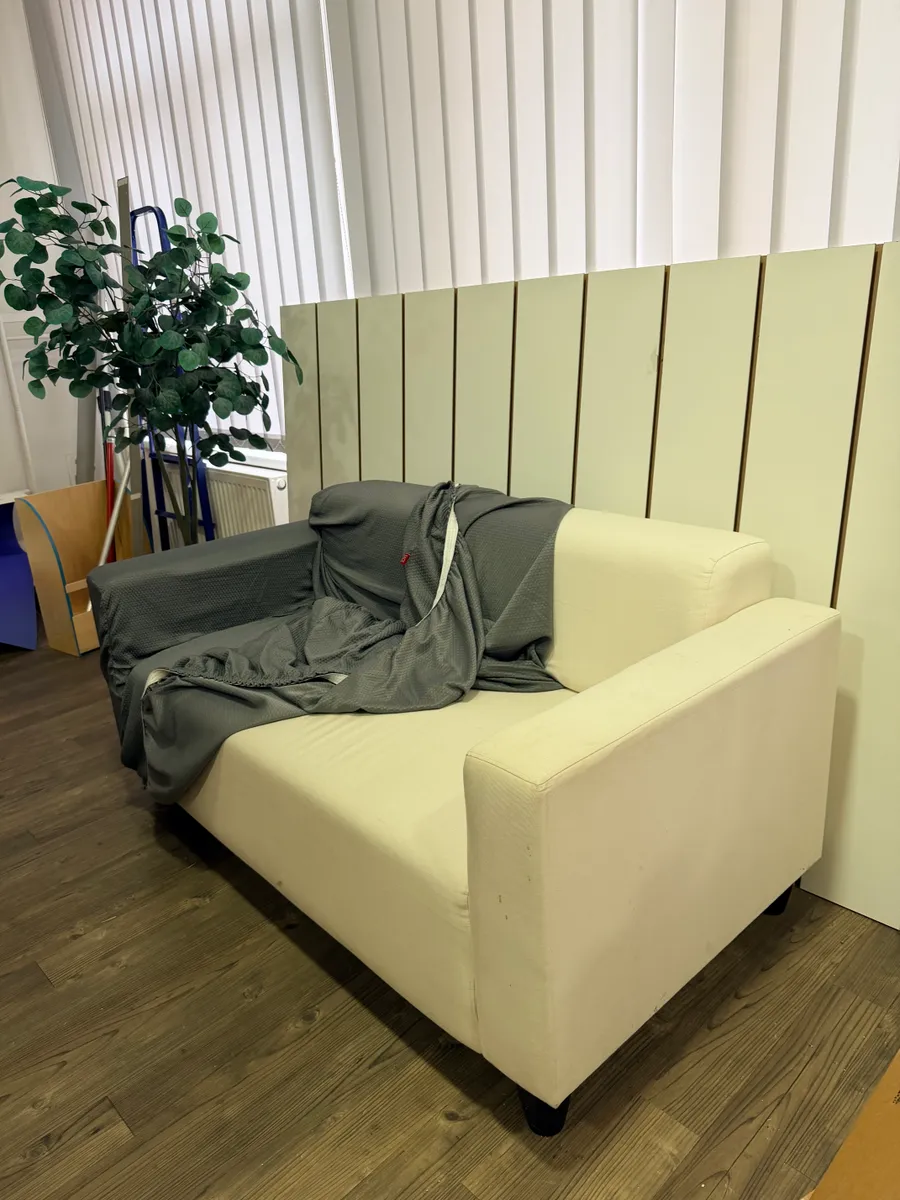 Kompaktes 2er-Sofa in Beige (inkl. anthrazitfarbenem Wechselbezug) - 160 cm breit, € 60,- (4020 Linz)