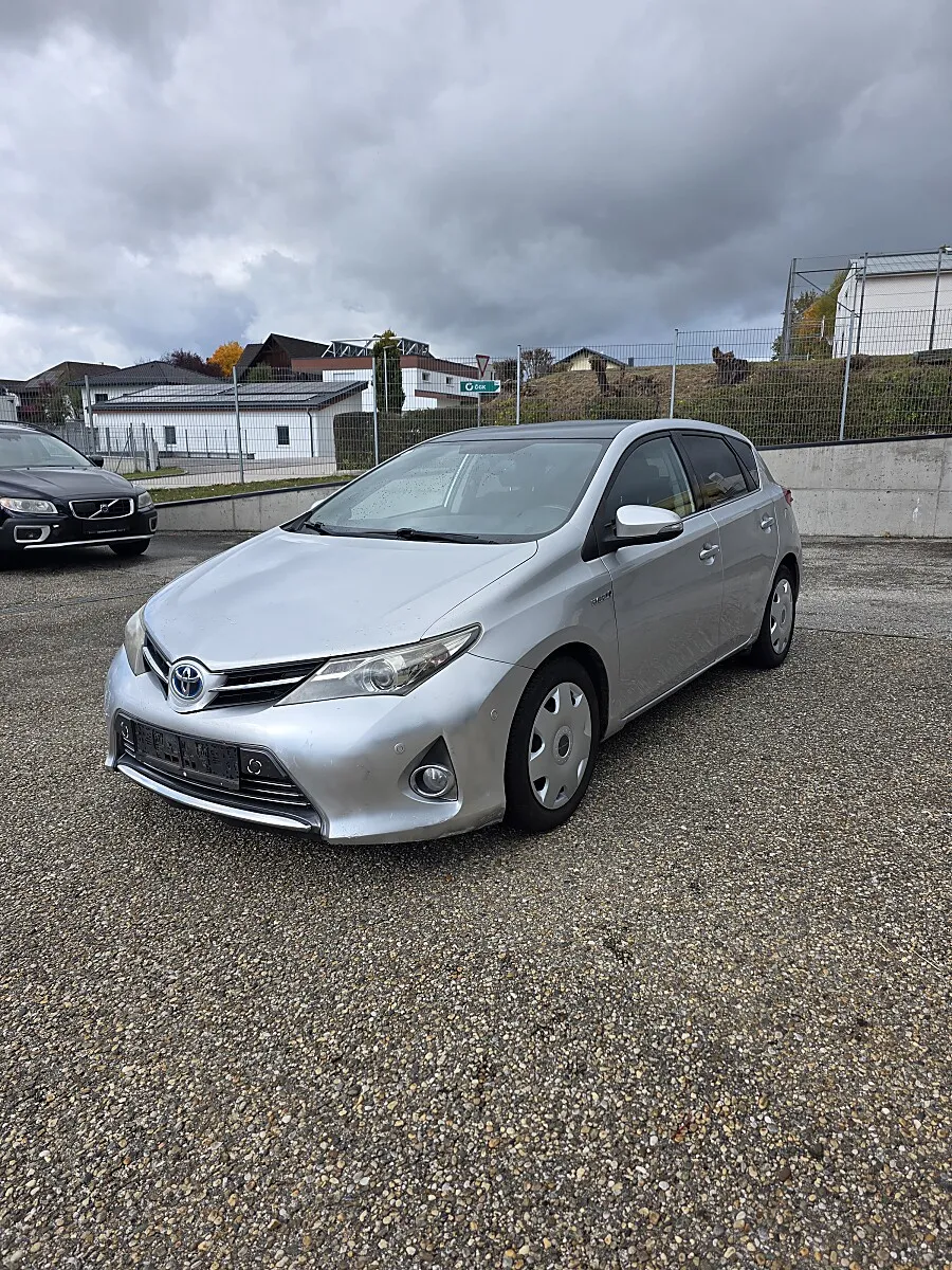 Toyota Auris Hybrid Limousine, 2013, 145.000 km, € 6.500,- - willhaben
