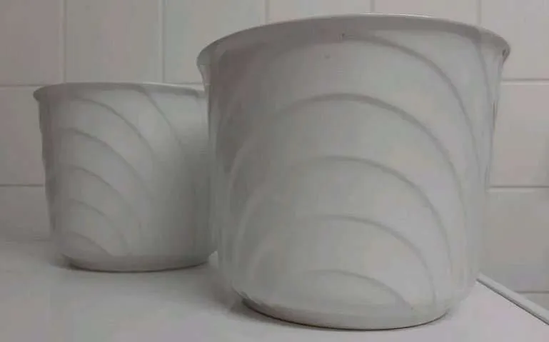 2 weiße Blumenübertöpfe, € 10,- (5020 Salzburg)
