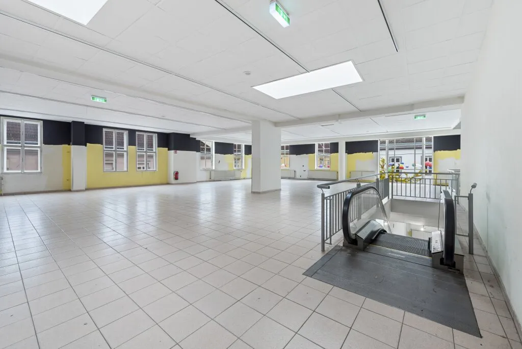 Mach diesen außergewöhnlichen Ort zu deinem! Großzügige Fläche in Bestlage von Wiener Neustadt | Zwei Etagen | Rolltreppe und Lift - Ansicht 3
