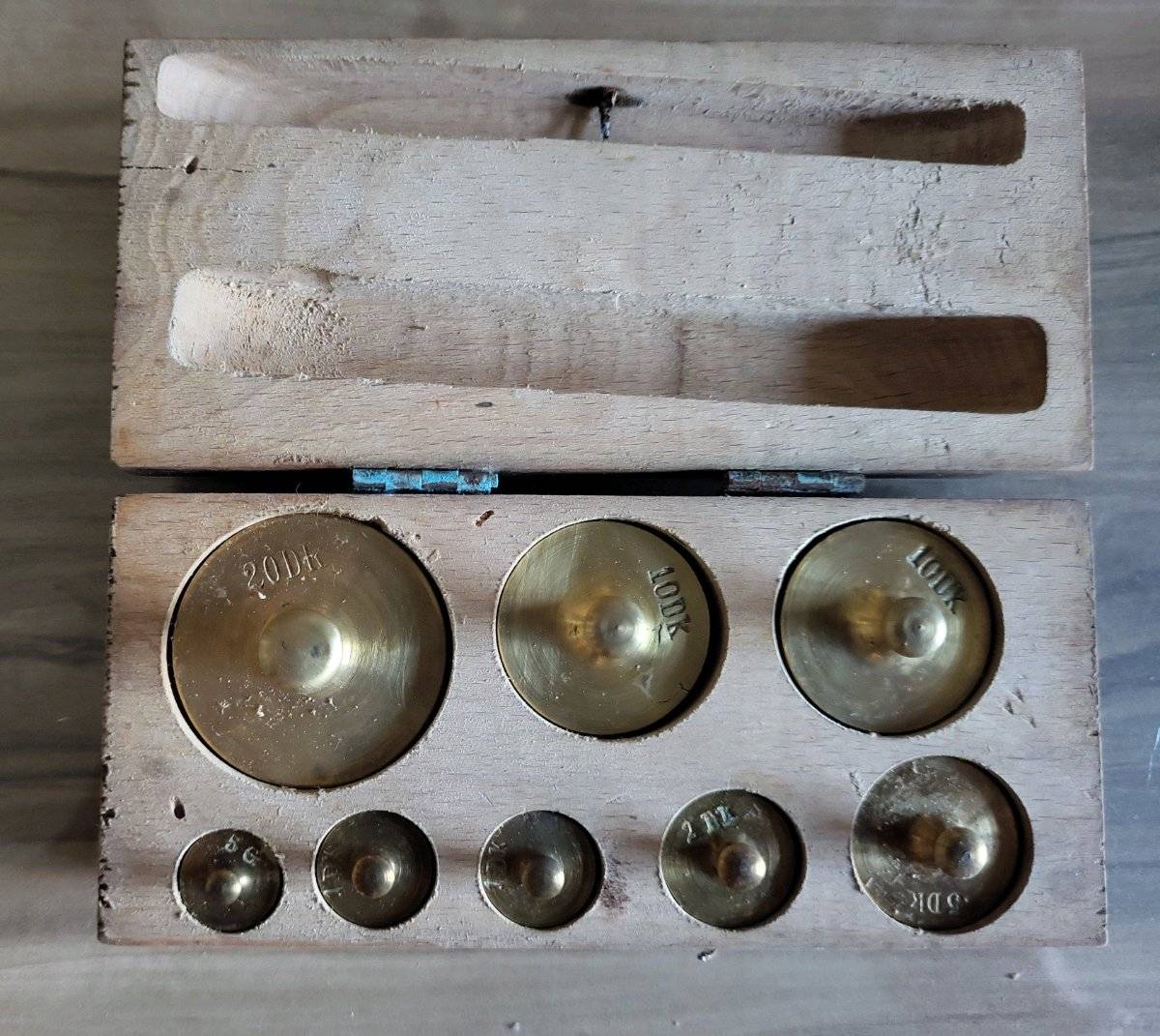 Antiker Gewichtssatz aus Messing im Holz-Stecketui - Knopfgewichte dkg / g (komplett)
