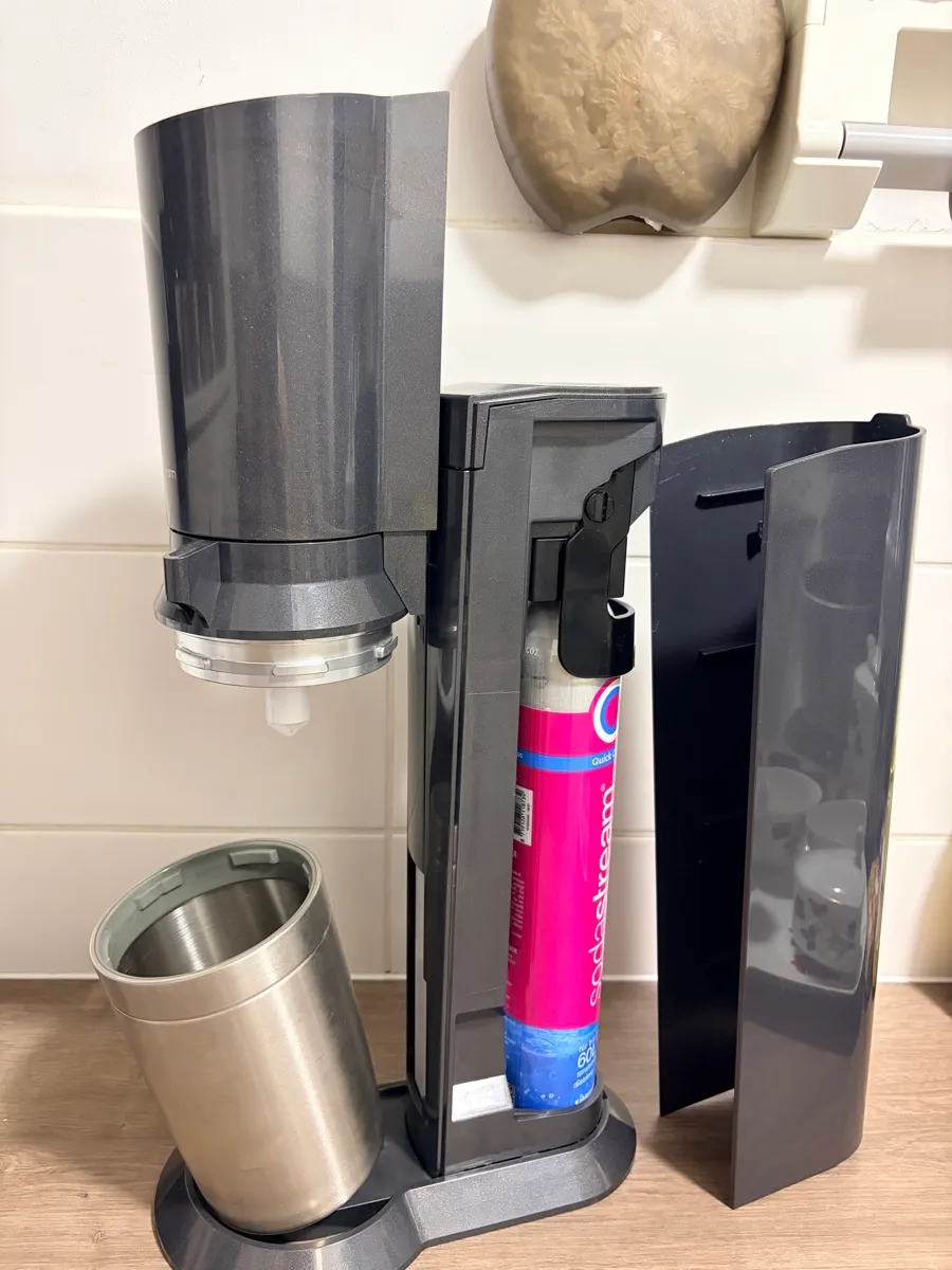 SODASTREAM Crystal 3.0 Quick-Connect Wassersprudler mit 1 Flasche, CO' Zylinder inklusive, € 39,- (1200 Wien)