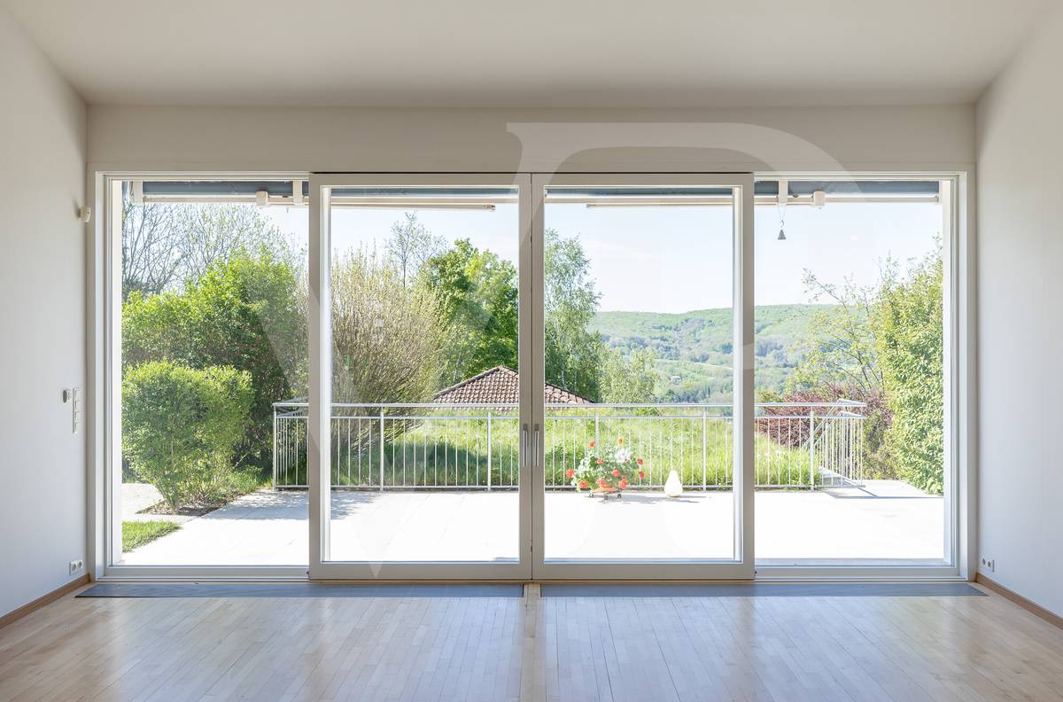 Modernes Familienglück mit sensationellem Weitblick mit Garten, Pool und Heimkino-Feeling - Ansicht 3