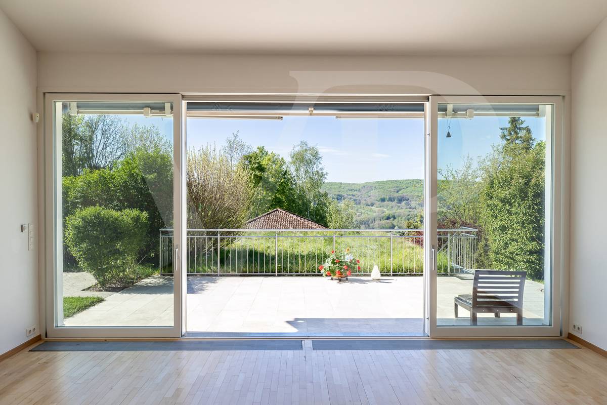 Modernes Familienglück mit sensationellem Weitblick mit Garten, Pool und Heimkino-Feeling - Ansicht 2